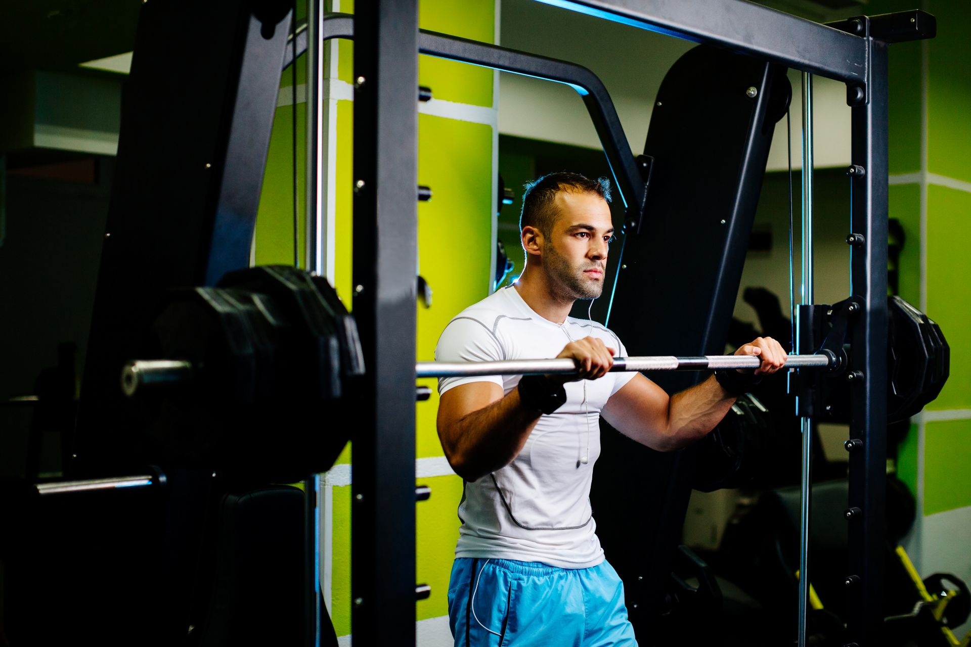 handsome-fitness-model-workout-in-gym-2024-12-01-15-18-38-utc.jpg